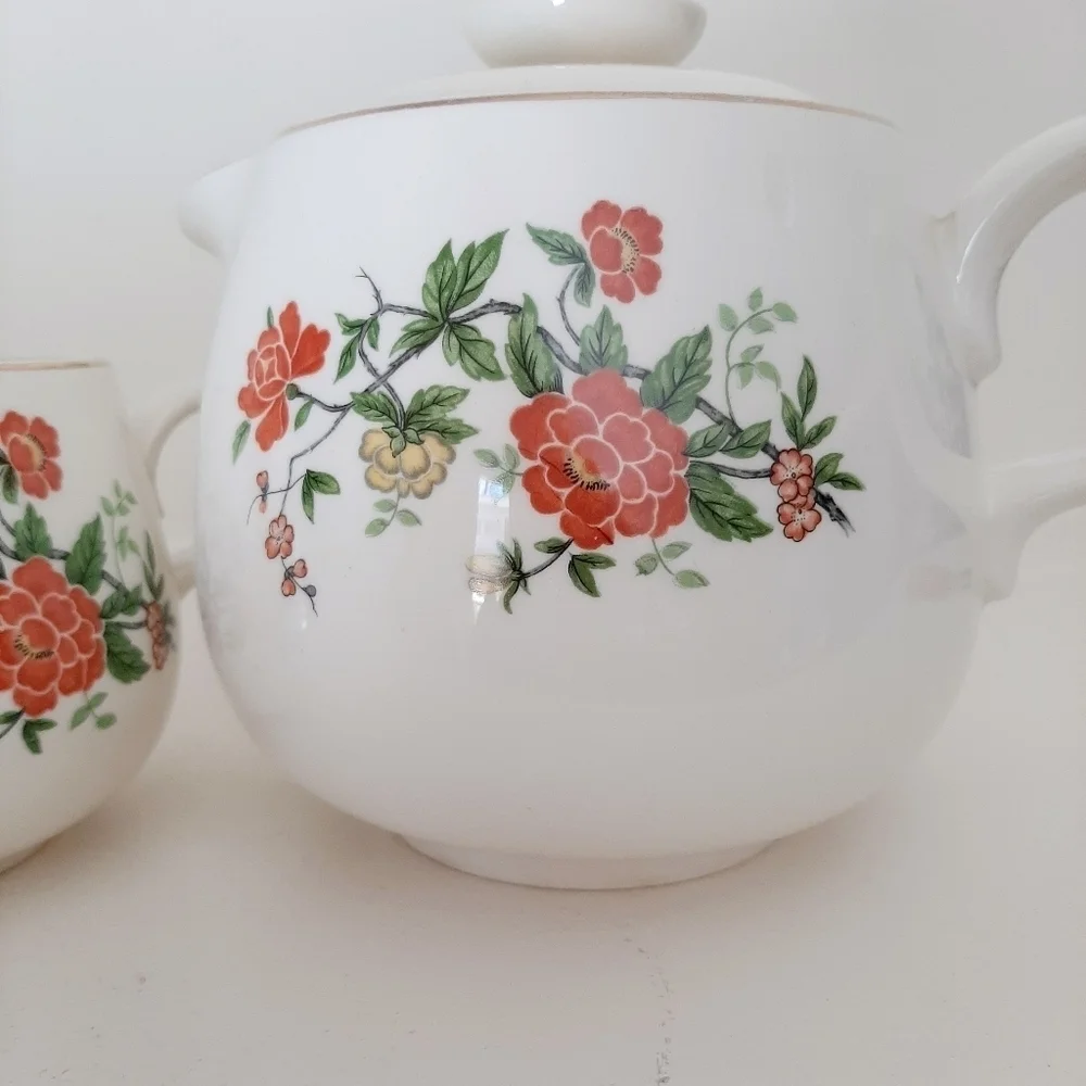 VTG TEAPOT AND CREAMER SET